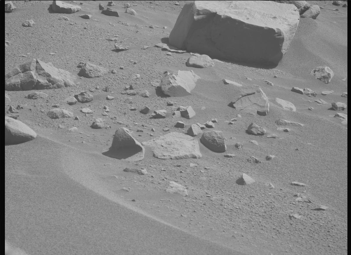 This image was taken by MCZ_LEFT onboard NASA's Mars rover Perseverance on Sol 816