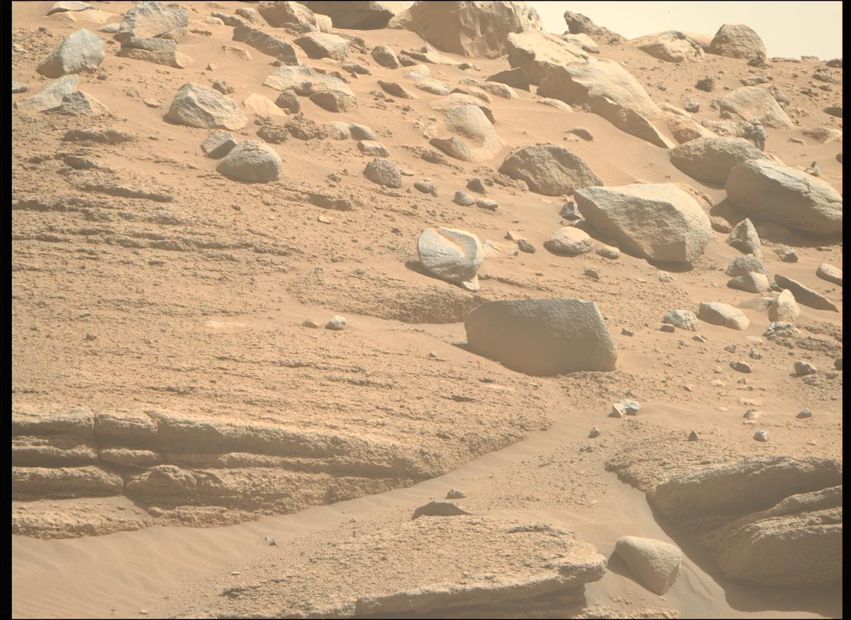 This image was taken by MCZ_RIGHT onboard NASA's Mars rover Perseverance on Sol 816