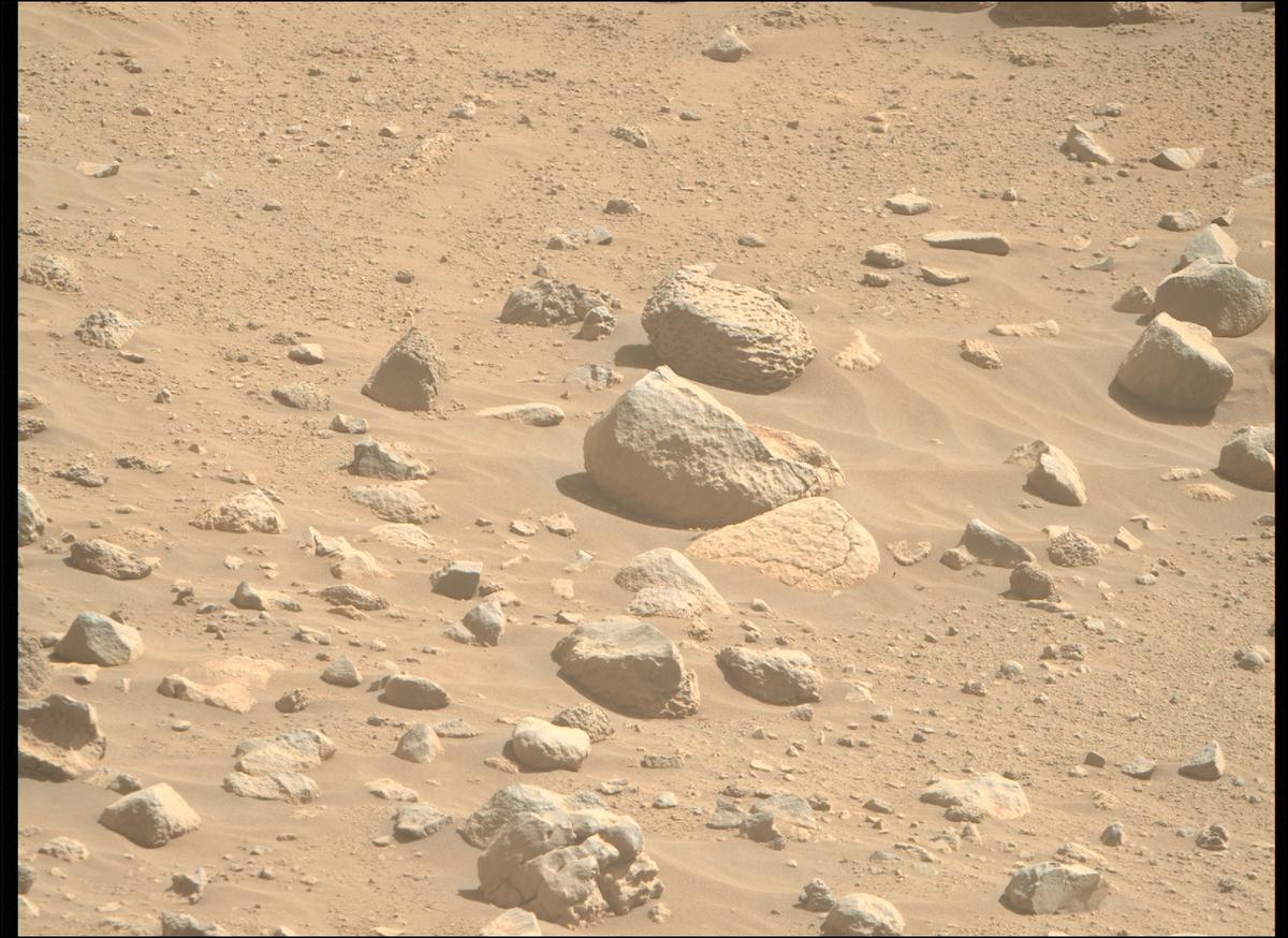 This image was taken by MCZ_RIGHT onboard NASA's Mars rover Perseverance on Sol 816