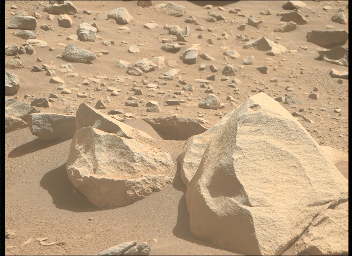 This image was taken by MCZ_RIGHT onboard NASA's Mars rover Perseverance on Sol 816