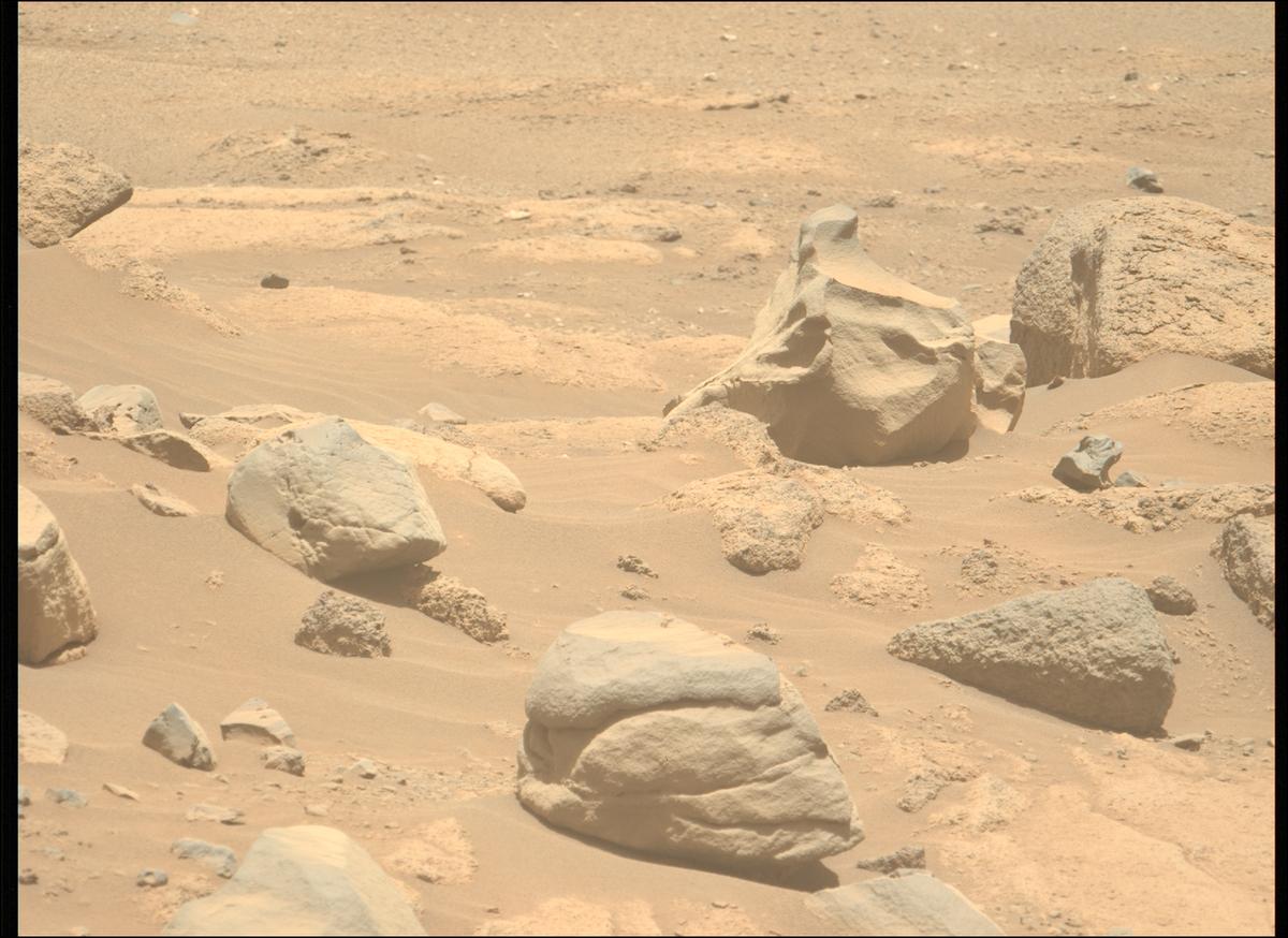 This image was taken by MCZ_LEFT onboard NASA's Mars rover Perseverance on Sol 817