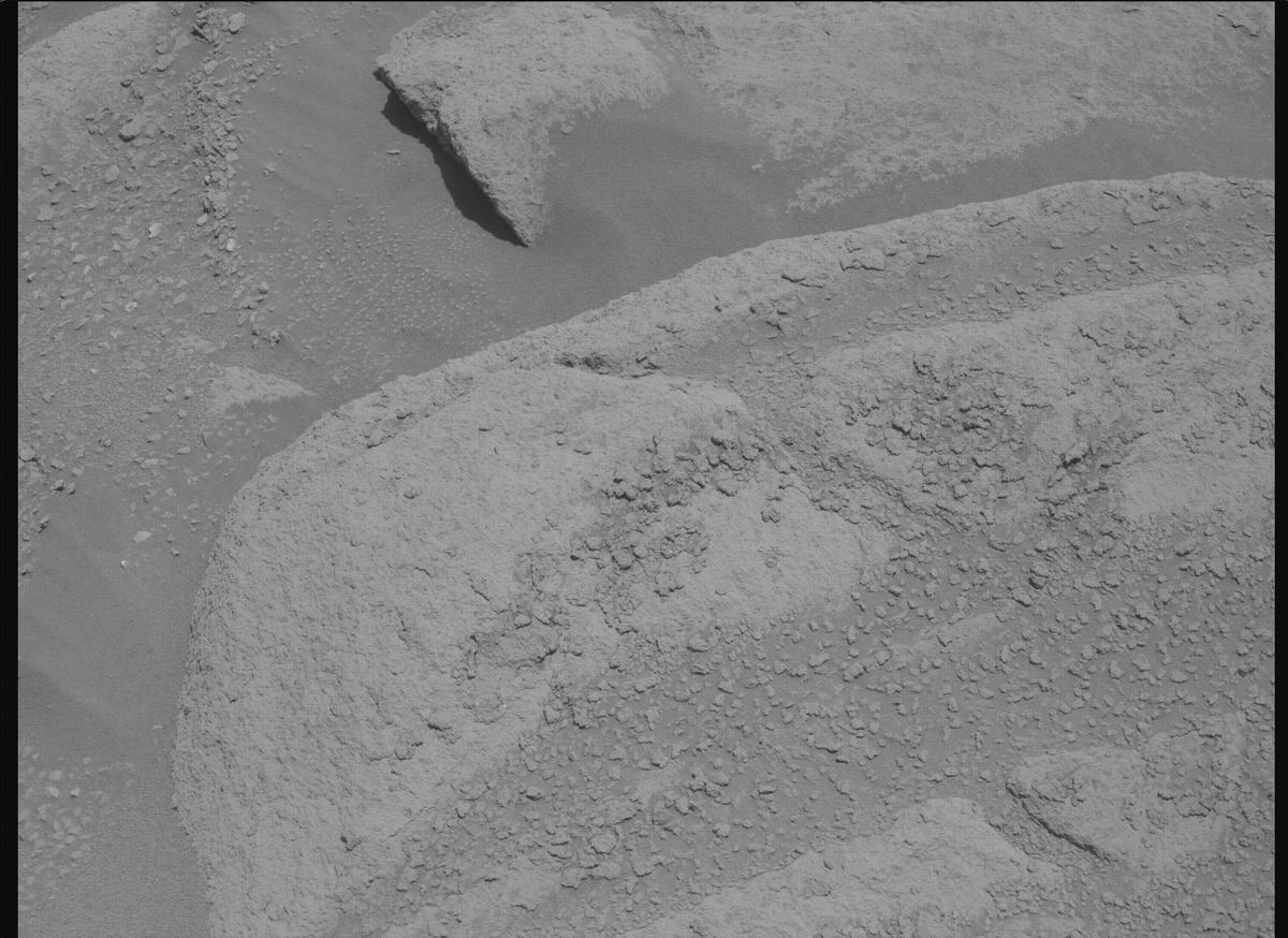 This image was taken by MCZ_RIGHT onboard NASA's Mars rover Perseverance on Sol 817