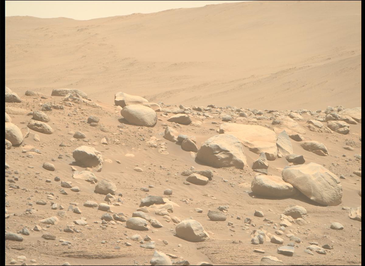 This image was taken by MCZ_RIGHT onboard NASA's Mars rover Perseverance on Sol 818