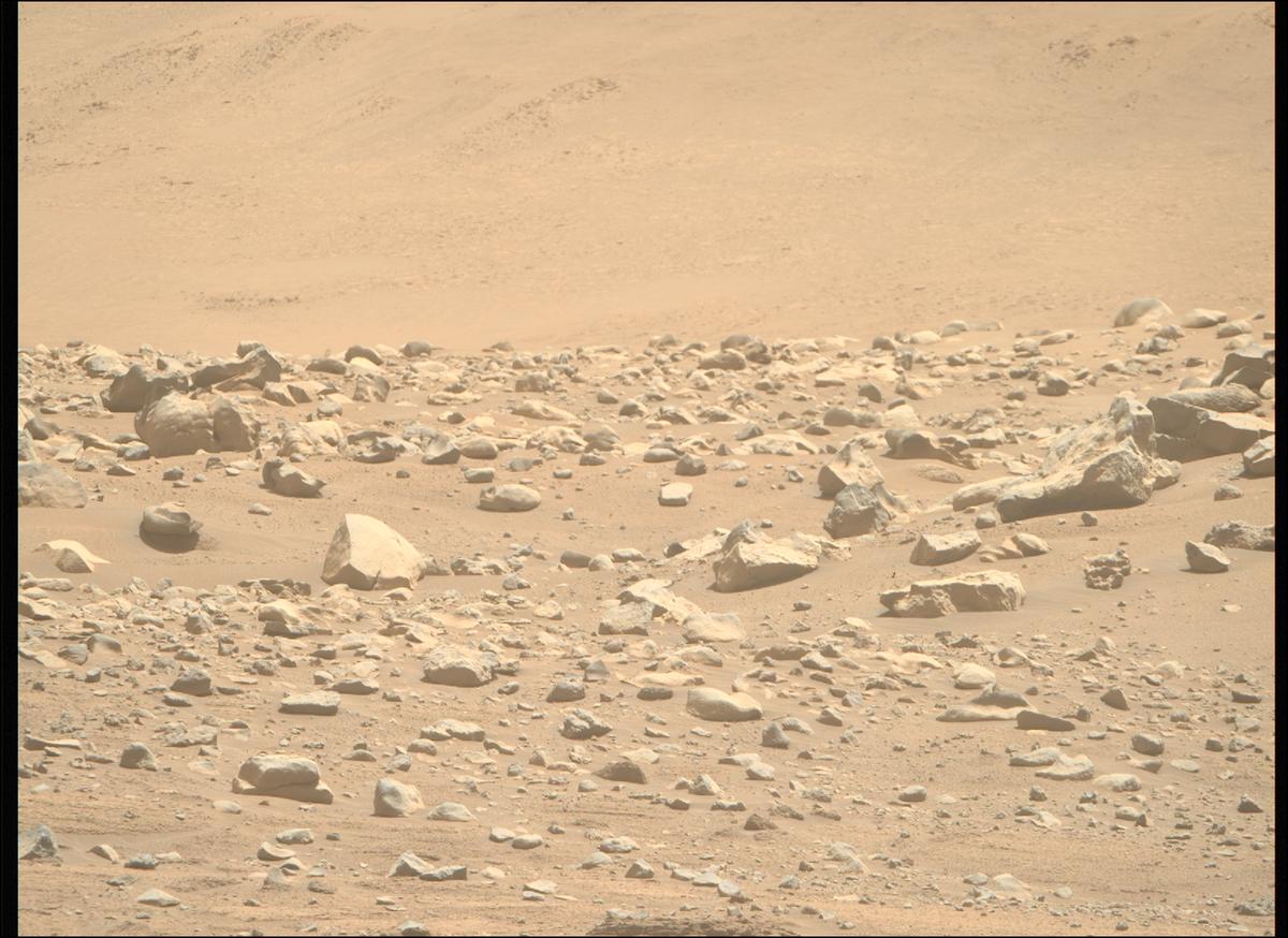 This image was taken by MCZ_RIGHT onboard NASA's Mars rover Perseverance on Sol 818