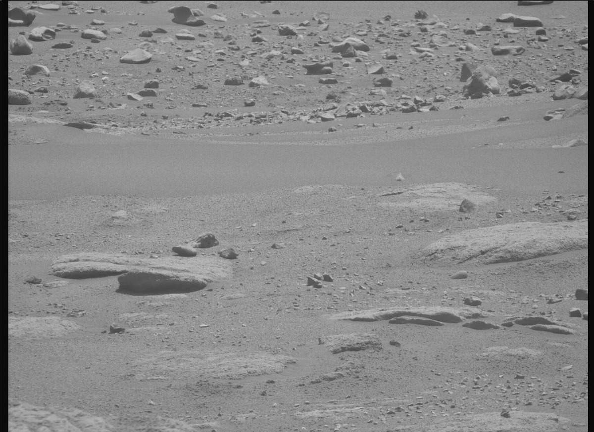 This image was taken by MCZ_RIGHT onboard NASA's Mars rover Perseverance on Sol 818
