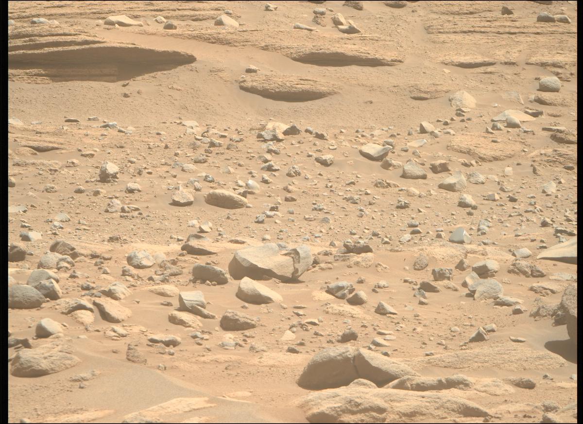 This image was taken by MCZ_RIGHT onboard NASA's Mars rover Perseverance on Sol 818