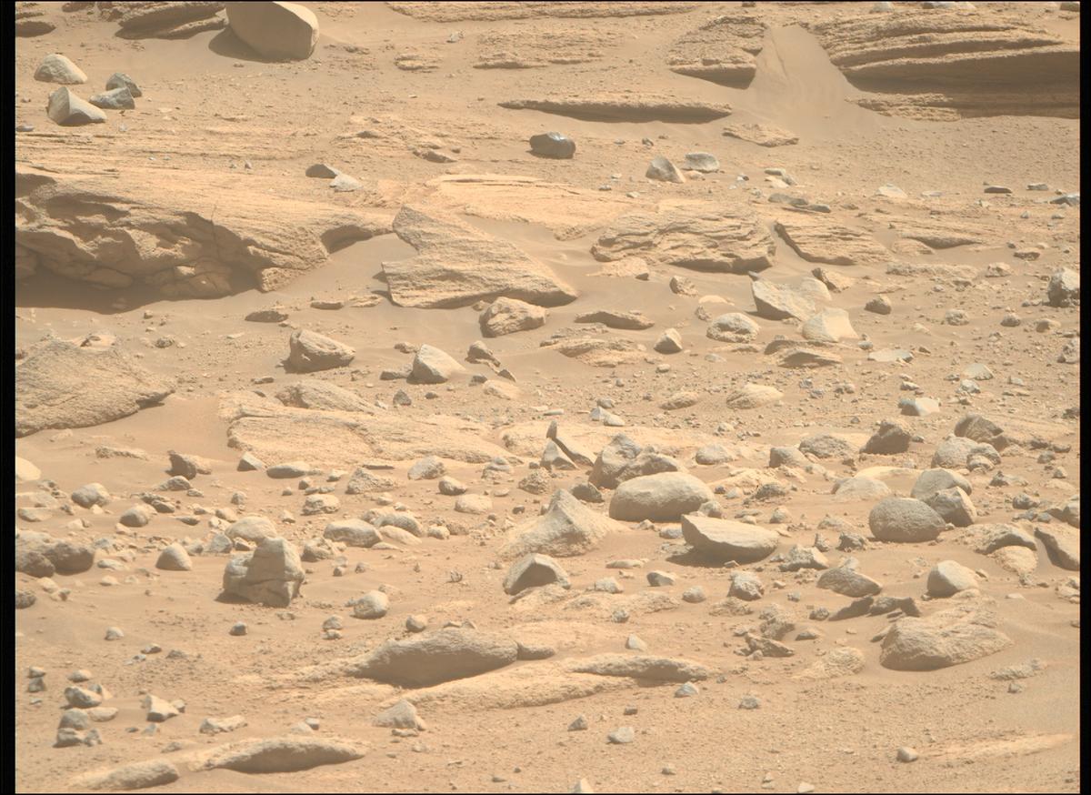 This image was taken by MCZ_RIGHT onboard NASA's Mars rover Perseverance on Sol 818