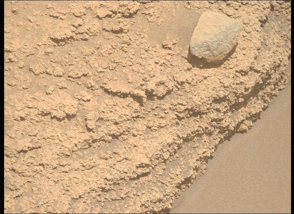 This image was taken by MCZ_RIGHT onboard NASA's Mars rover Perseverance on Sol 820