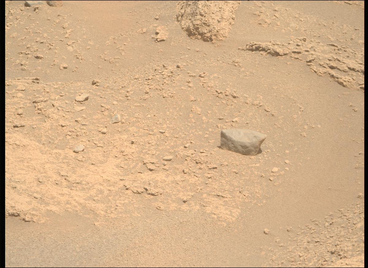 This image was taken by MCZ_RIGHT onboard NASA's Mars rover Perseverance on Sol 820