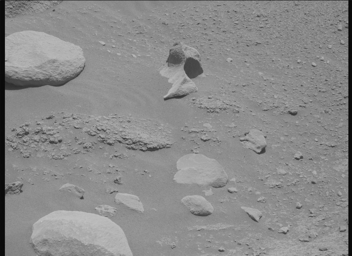 This image was taken by MCZ_RIGHT onboard NASA's Mars rover Perseverance on Sol 821