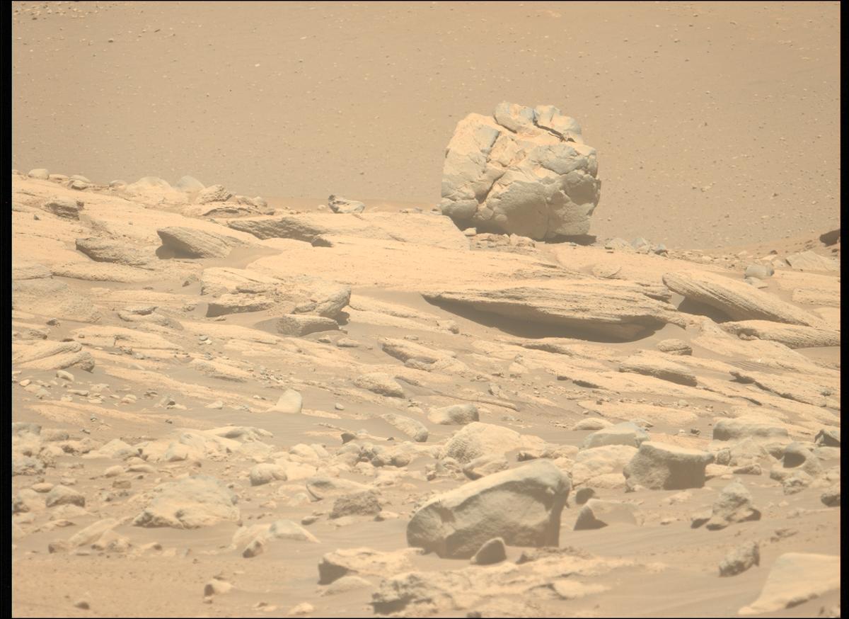 This image was taken by MCZ_LEFT onboard NASA's Mars rover Perseverance on Sol 822