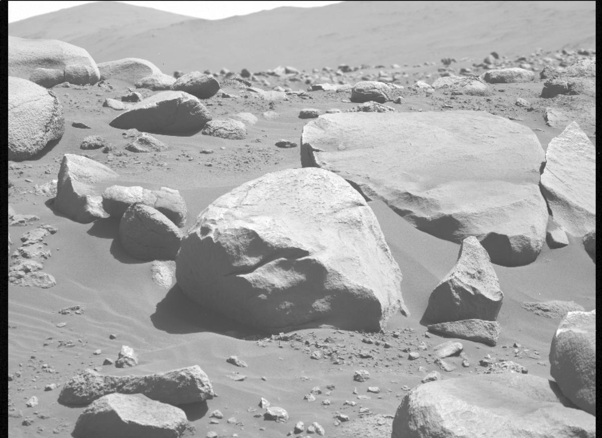 This image was taken by MCZ_LEFT onboard NASA's Mars rover Perseverance on Sol 824