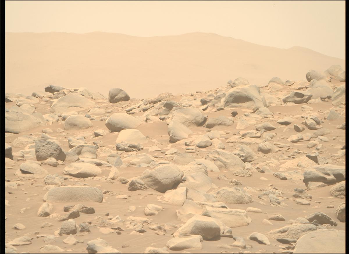 This image was taken by MCZ_RIGHT onboard NASA's Mars rover Perseverance on Sol 843