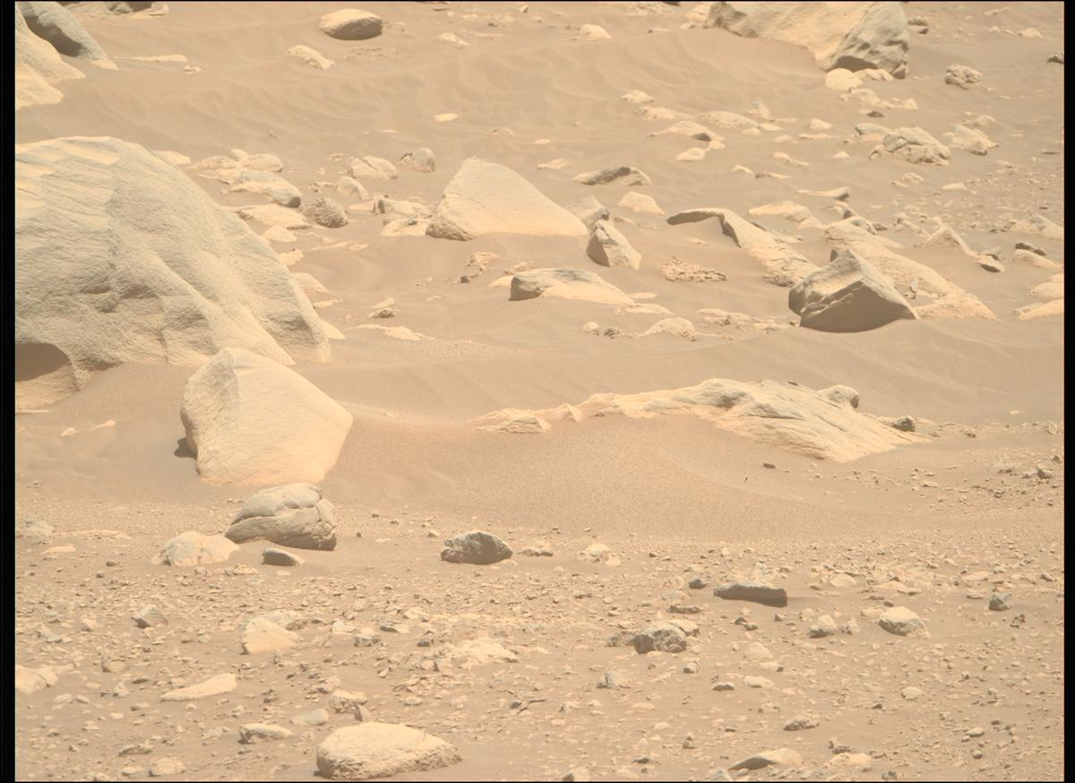 This image was taken by MCZ_RIGHT onboard NASA's Mars rover Perseverance on Sol 847