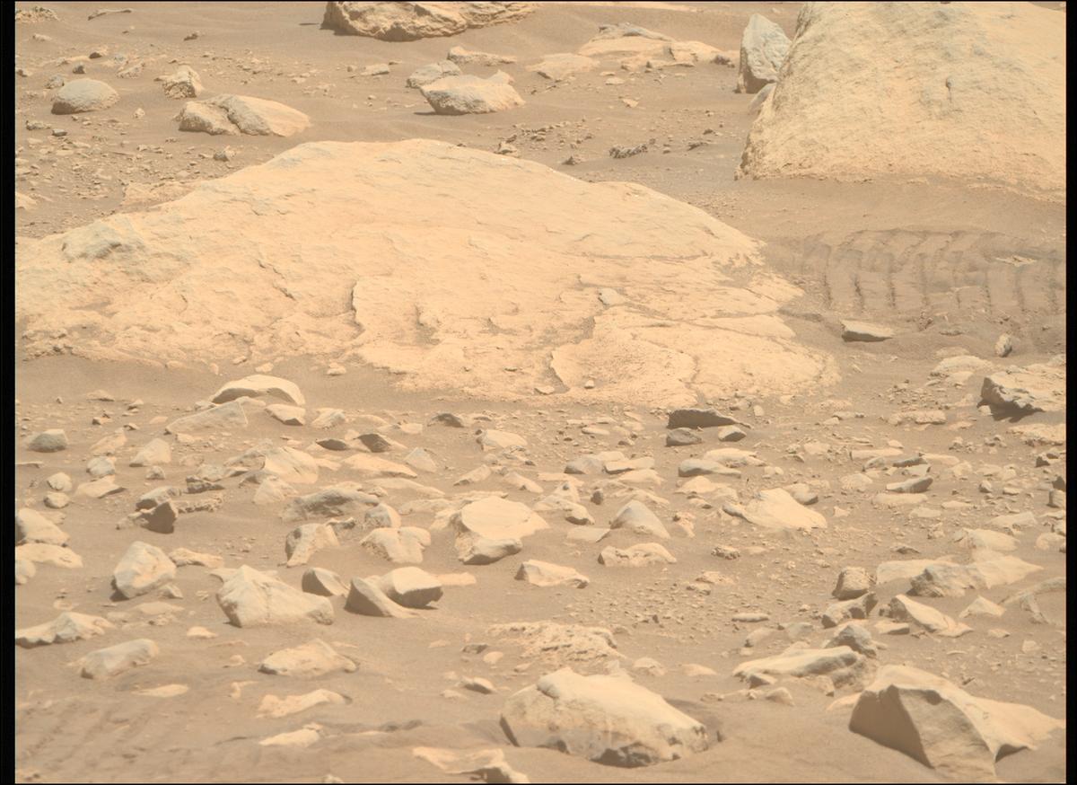 This image was taken by MCZ_RIGHT onboard NASA's Mars rover Perseverance on Sol 847