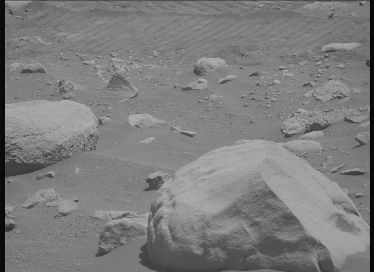 This image was taken by MCZ_RIGHT onboard NASA's Mars rover Perseverance on Sol 847