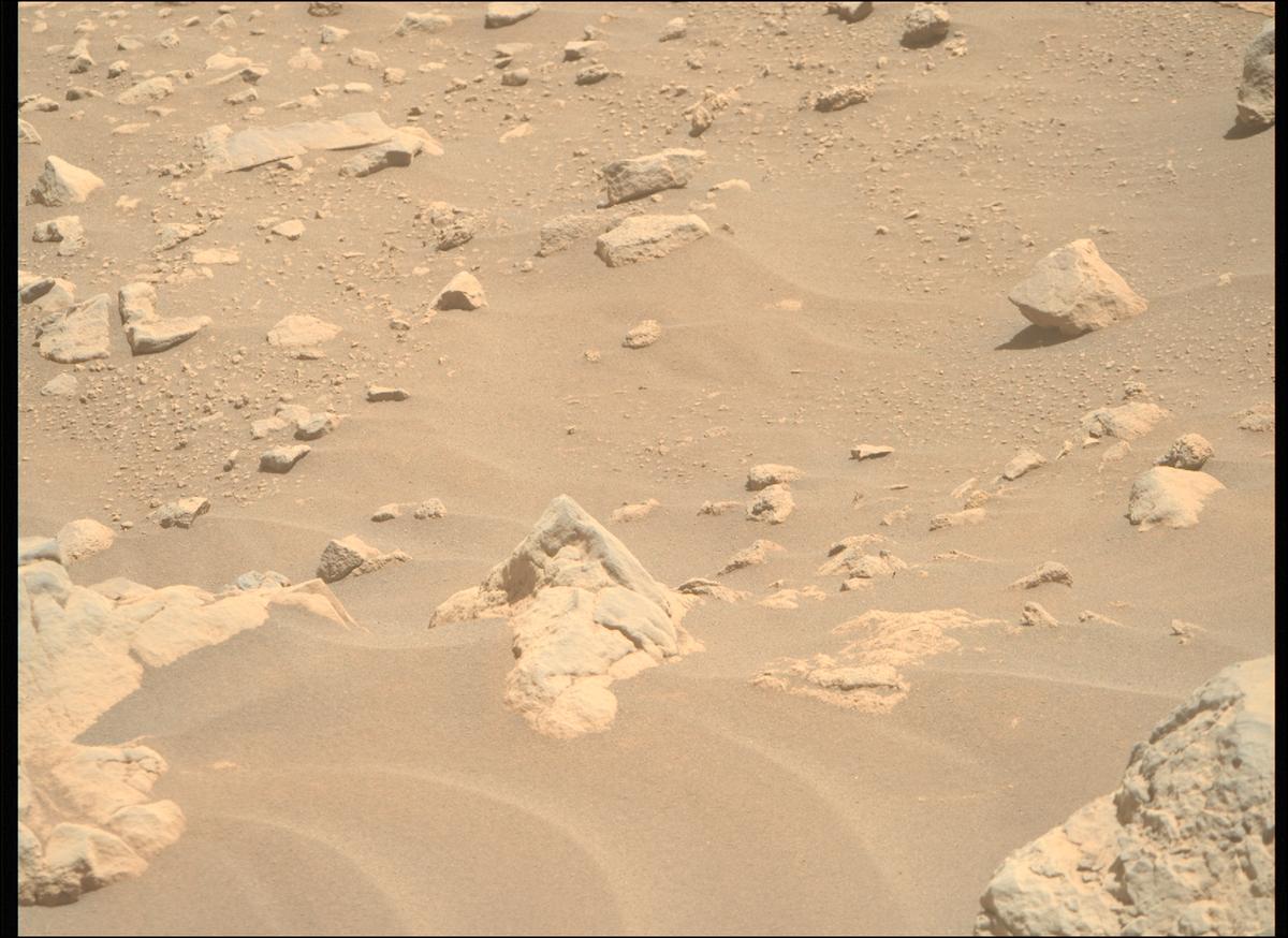 This image was taken by MCZ_RIGHT onboard NASA's Mars rover Perseverance on Sol 847