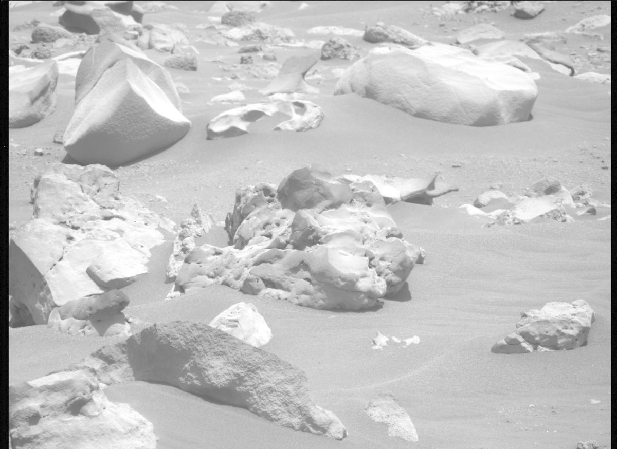 This image was taken by MCZ_LEFT onboard NASA's Mars rover Perseverance on Sol 852