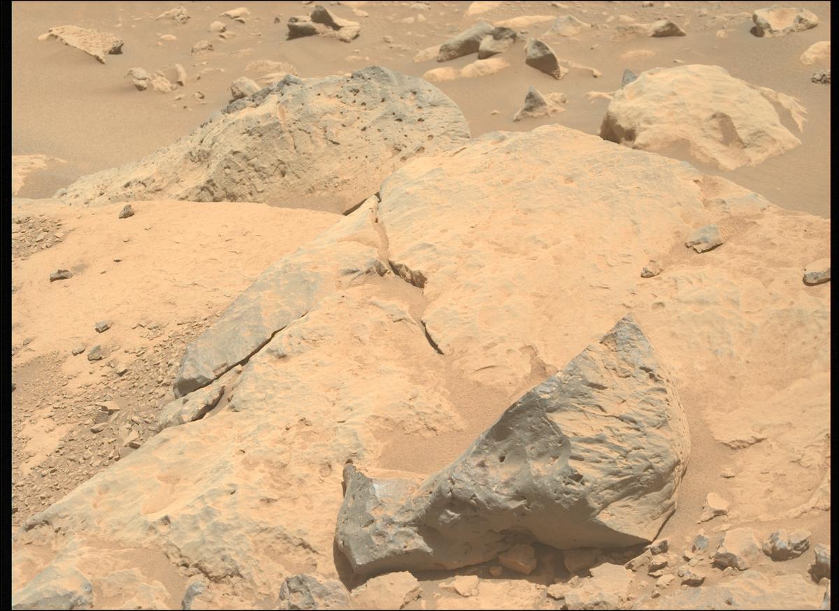 This image was taken by MCZ_LEFT onboard NASA's Mars rover Perseverance on Sol 857