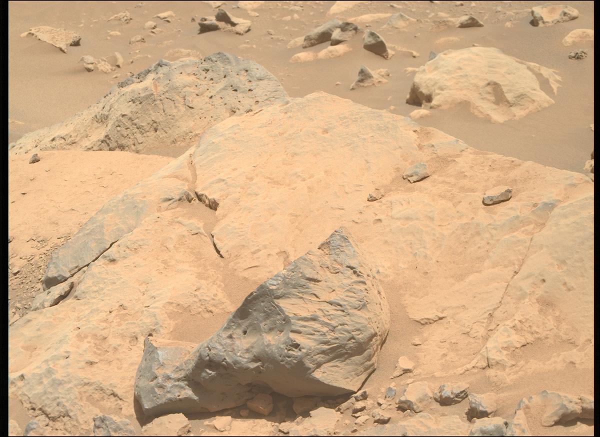 This image was taken by MCZ_RIGHT onboard NASA's Mars rover Perseverance on Sol 857