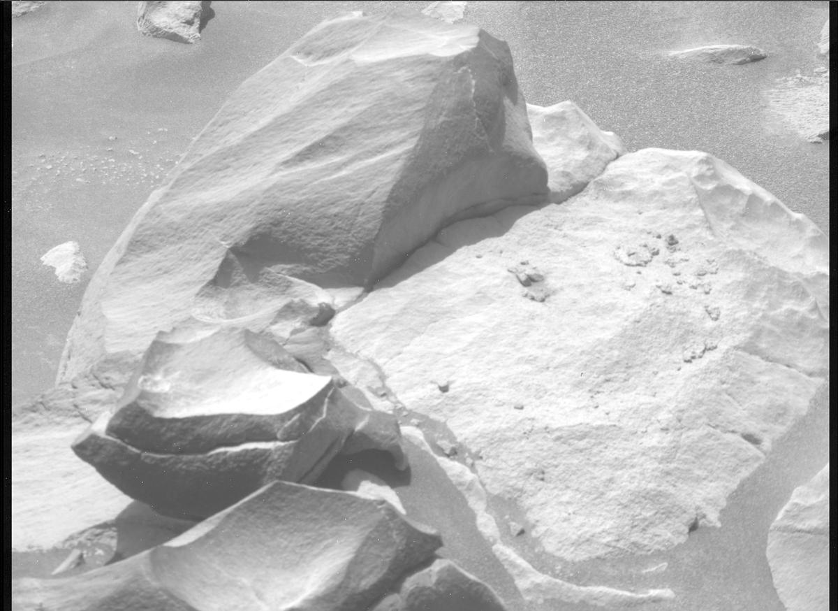 This image was taken by MCZ_RIGHT onboard NASA's Mars rover Perseverance on Sol 858