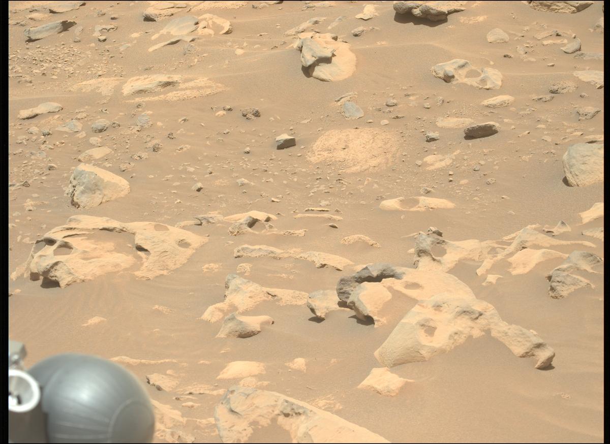 This image was taken by MCZ_LEFT onboard NASA's Mars rover Perseverance on Sol 864