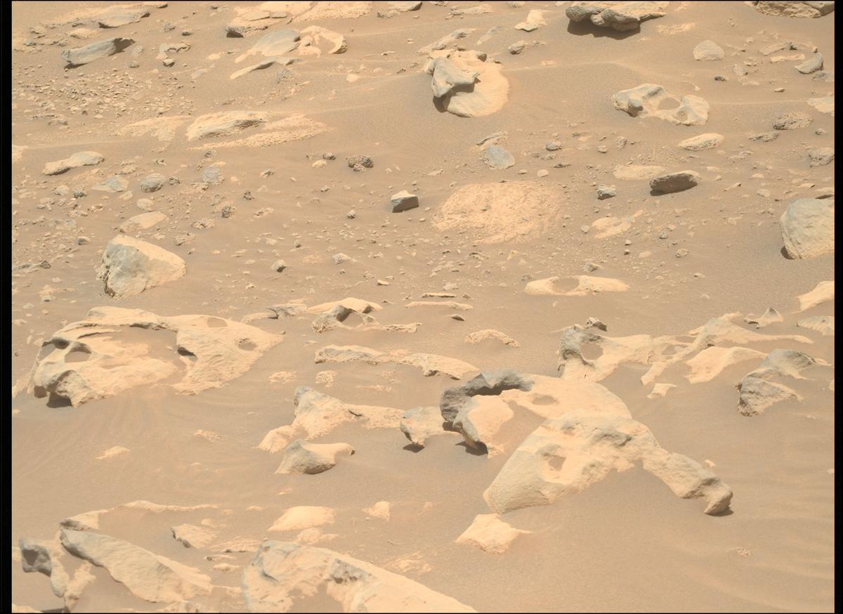 This image was taken by MCZ_RIGHT onboard NASA's Mars rover Perseverance on Sol 864