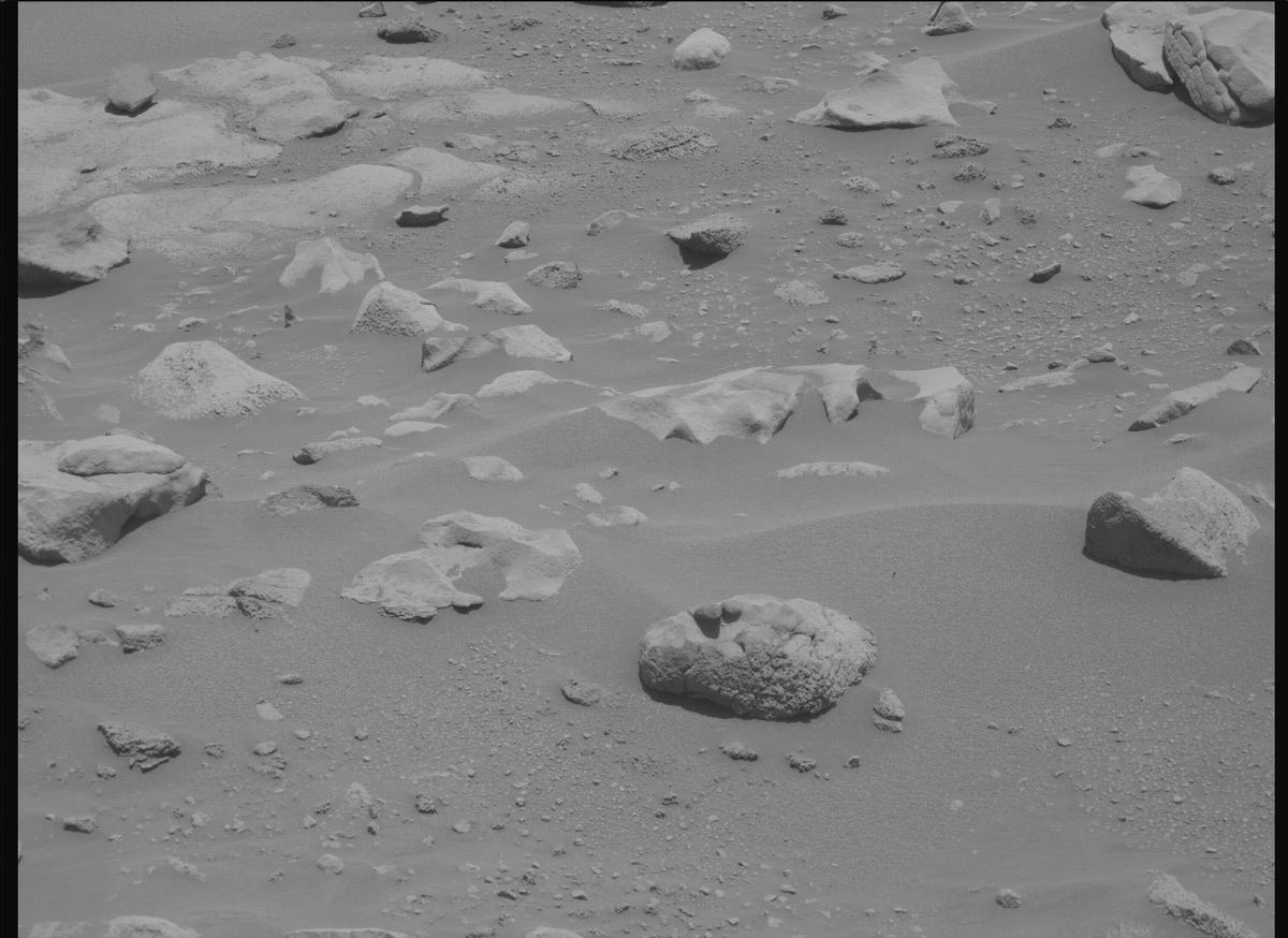This image was taken by MCZ_RIGHT onboard NASA's Mars rover Perseverance on Sol 864