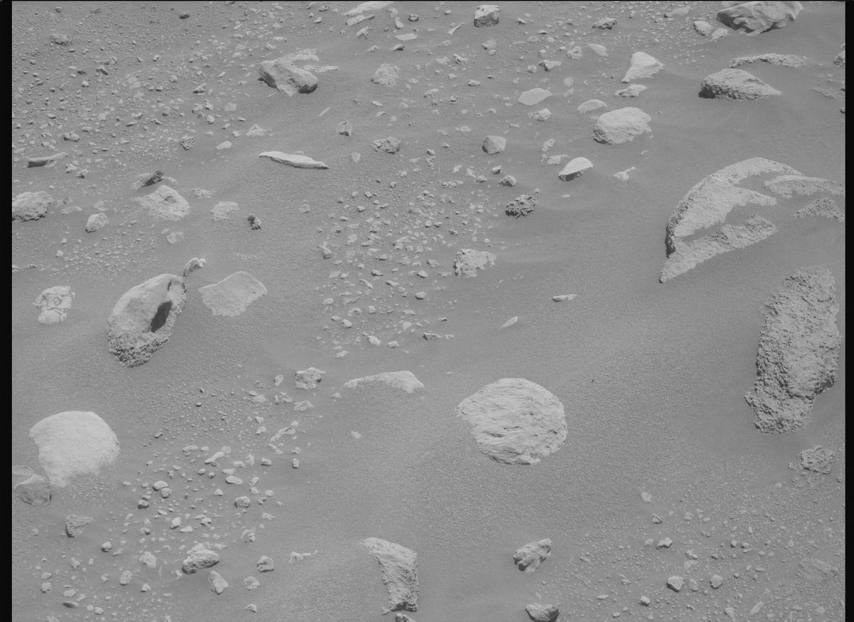 This image was taken by MCZ_RIGHT onboard NASA's Mars rover Perseverance on Sol 864