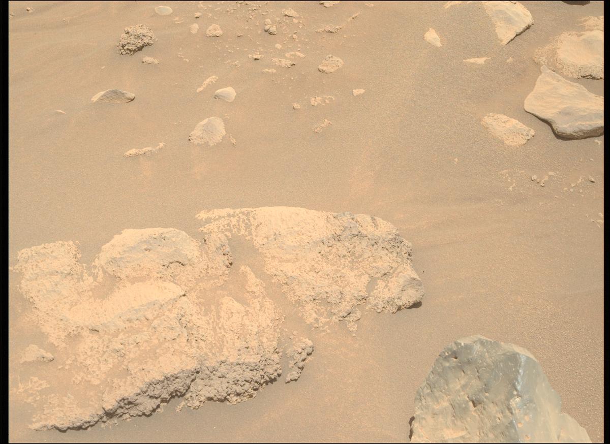 This image was taken by MCZ_RIGHT onboard NASA's Mars rover Perseverance on Sol 864