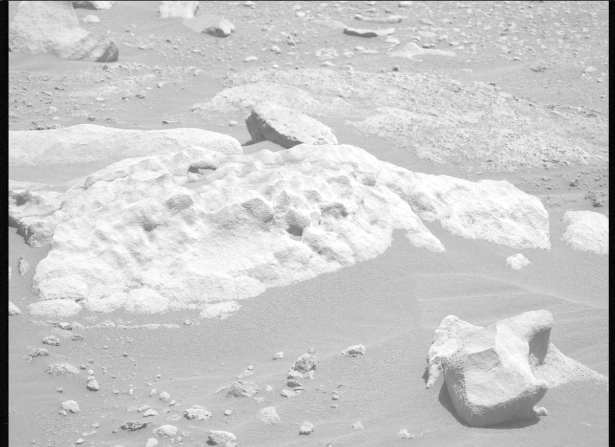 This image was taken by MCZ_LEFT onboard NASA's Mars rover Perseverance on Sol 865