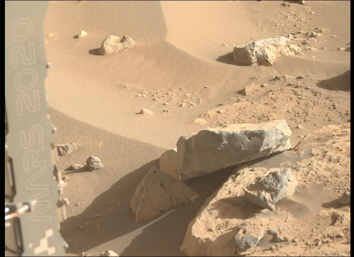 This image was taken by MCZ_RIGHT onboard NASA's Mars rover Perseverance on Sol 865