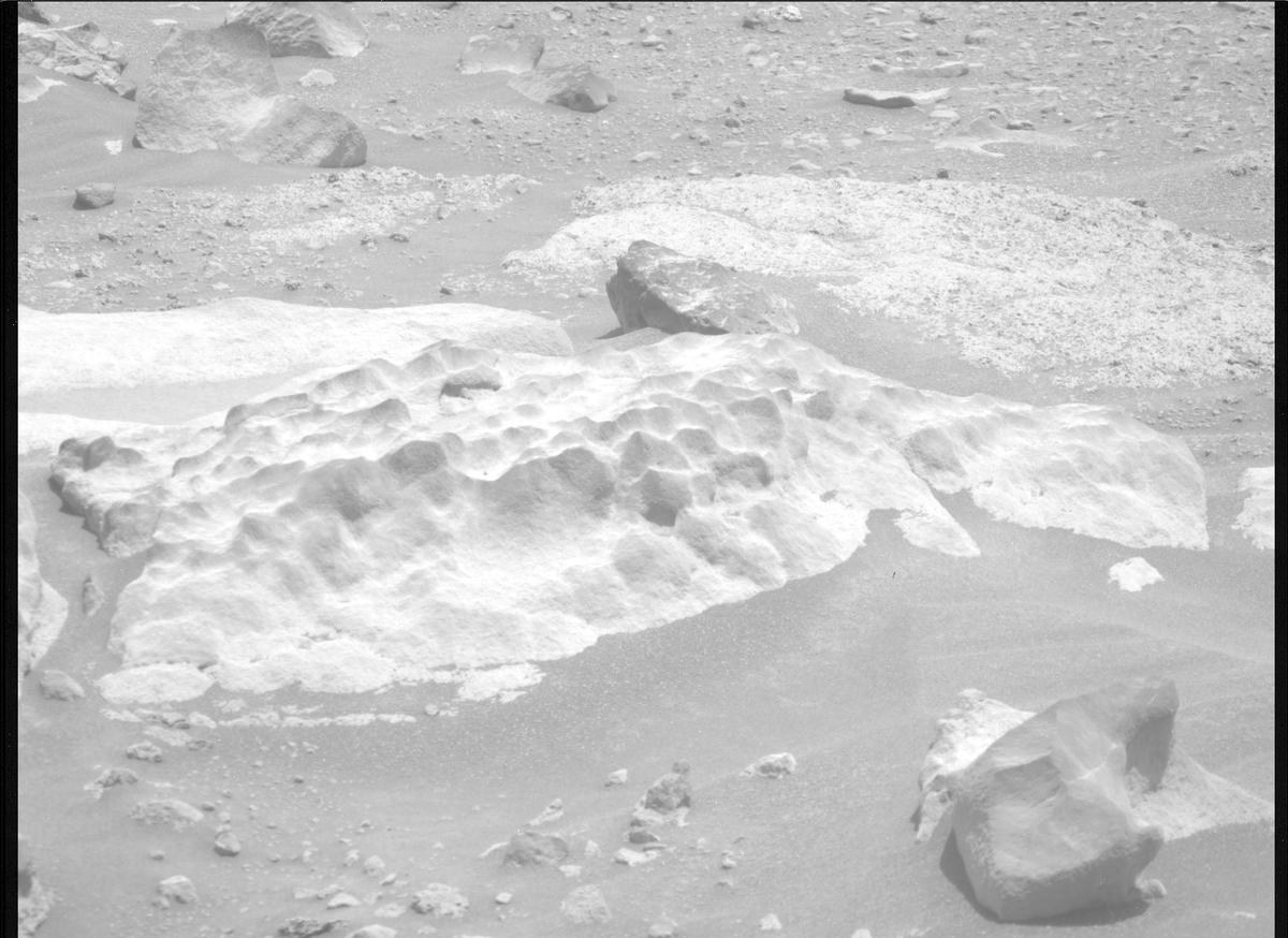 This image was taken by MCZ_RIGHT onboard NASA's Mars rover Perseverance on Sol 865