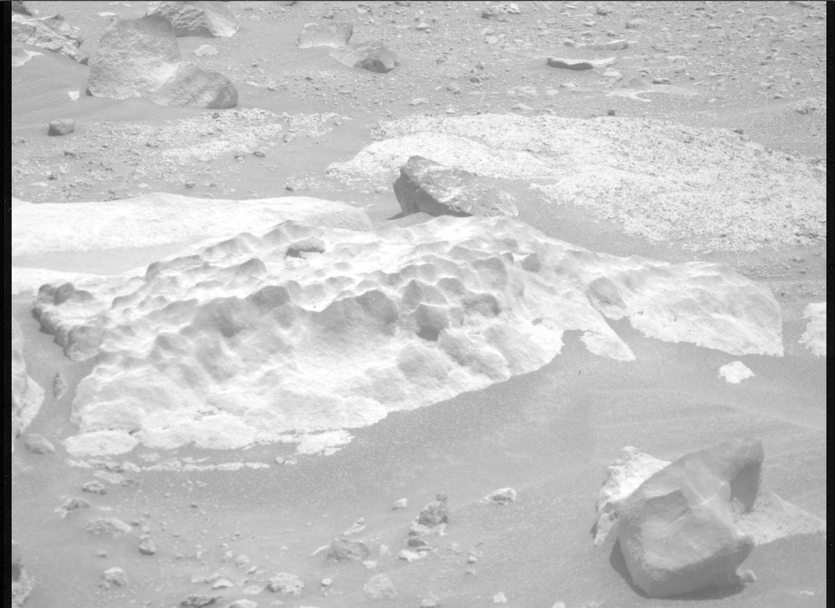 This image was taken by MCZ_RIGHT onboard NASA's Mars rover Perseverance on Sol 865