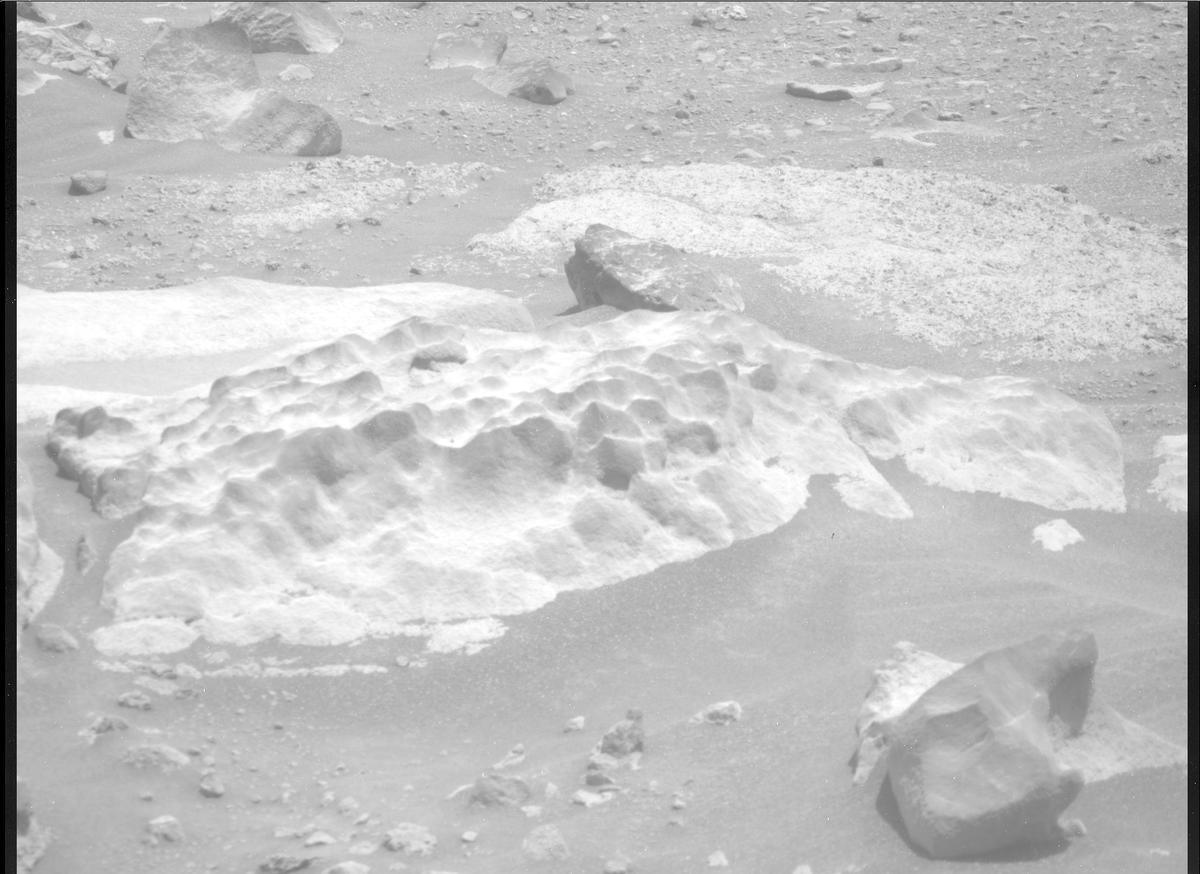 This image was taken by MCZ_RIGHT onboard NASA's Mars rover Perseverance on Sol 865