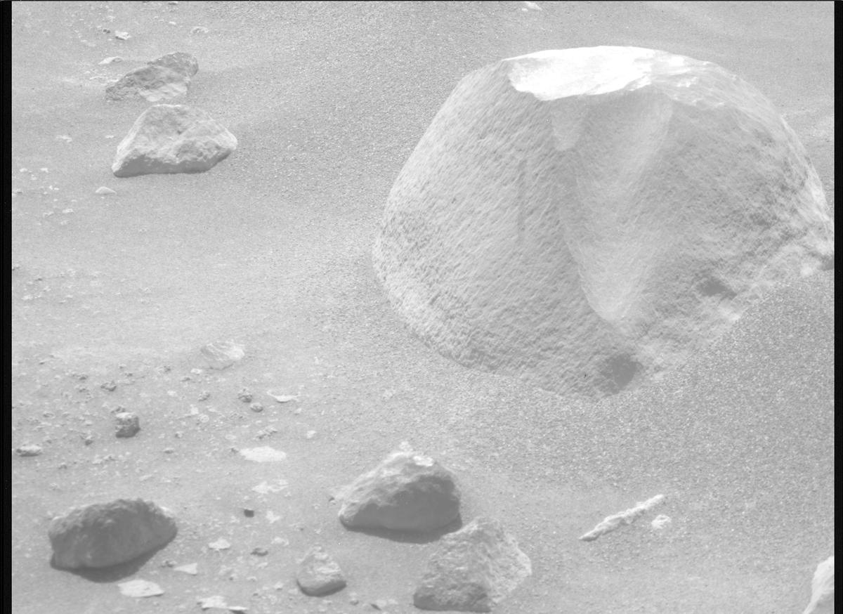 This image was taken by MCZ_RIGHT onboard NASA's Mars rover Perseverance on Sol 871