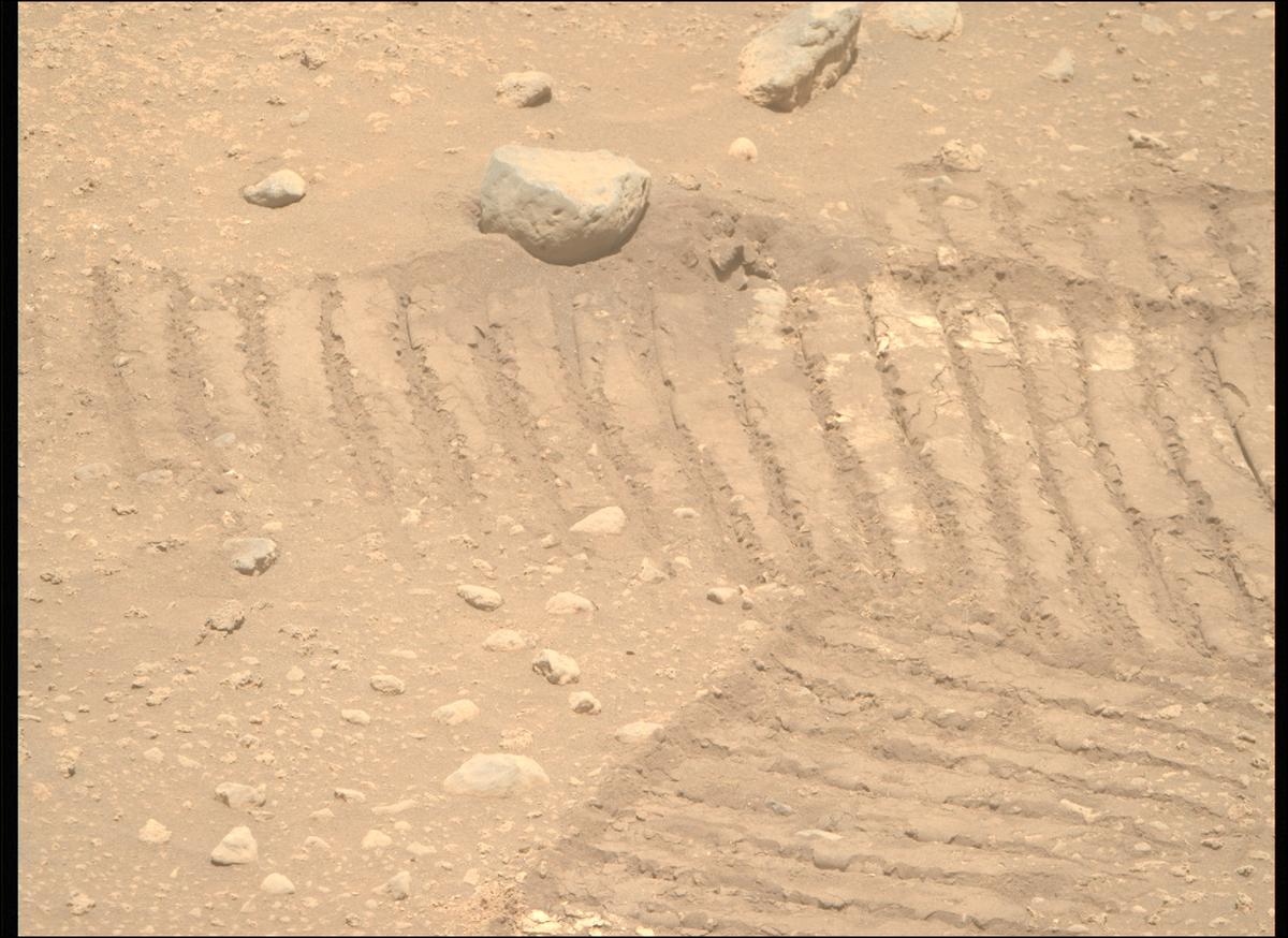 This image was taken by MCZ_RIGHT onboard NASA's Mars rover Perseverance on Sol 878