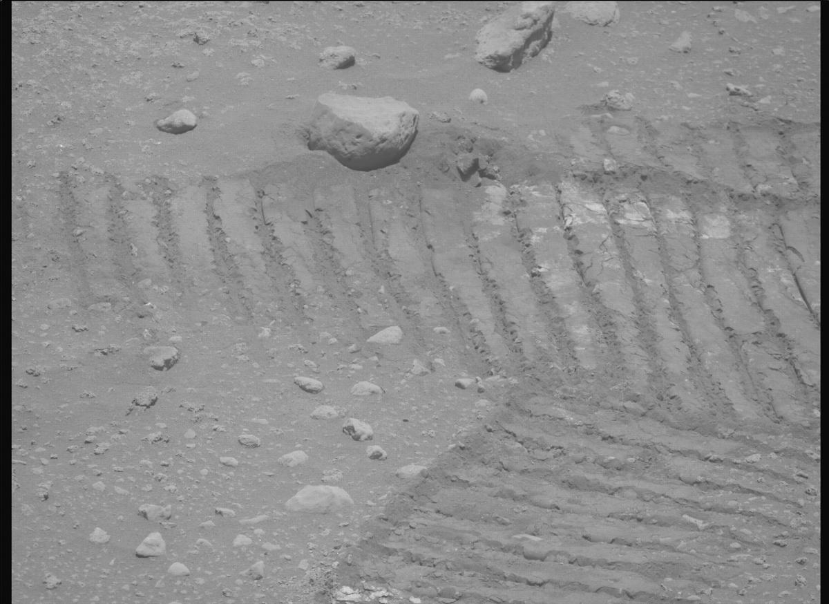 This image was taken by MCZ_RIGHT onboard NASA's Mars rover Perseverance on Sol 878