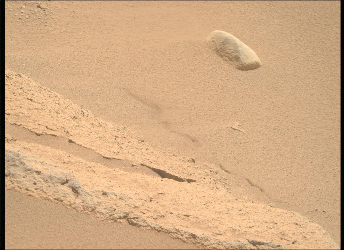 This image was taken by MCZ_RIGHT onboard NASA's Mars rover Perseverance on Sol 879