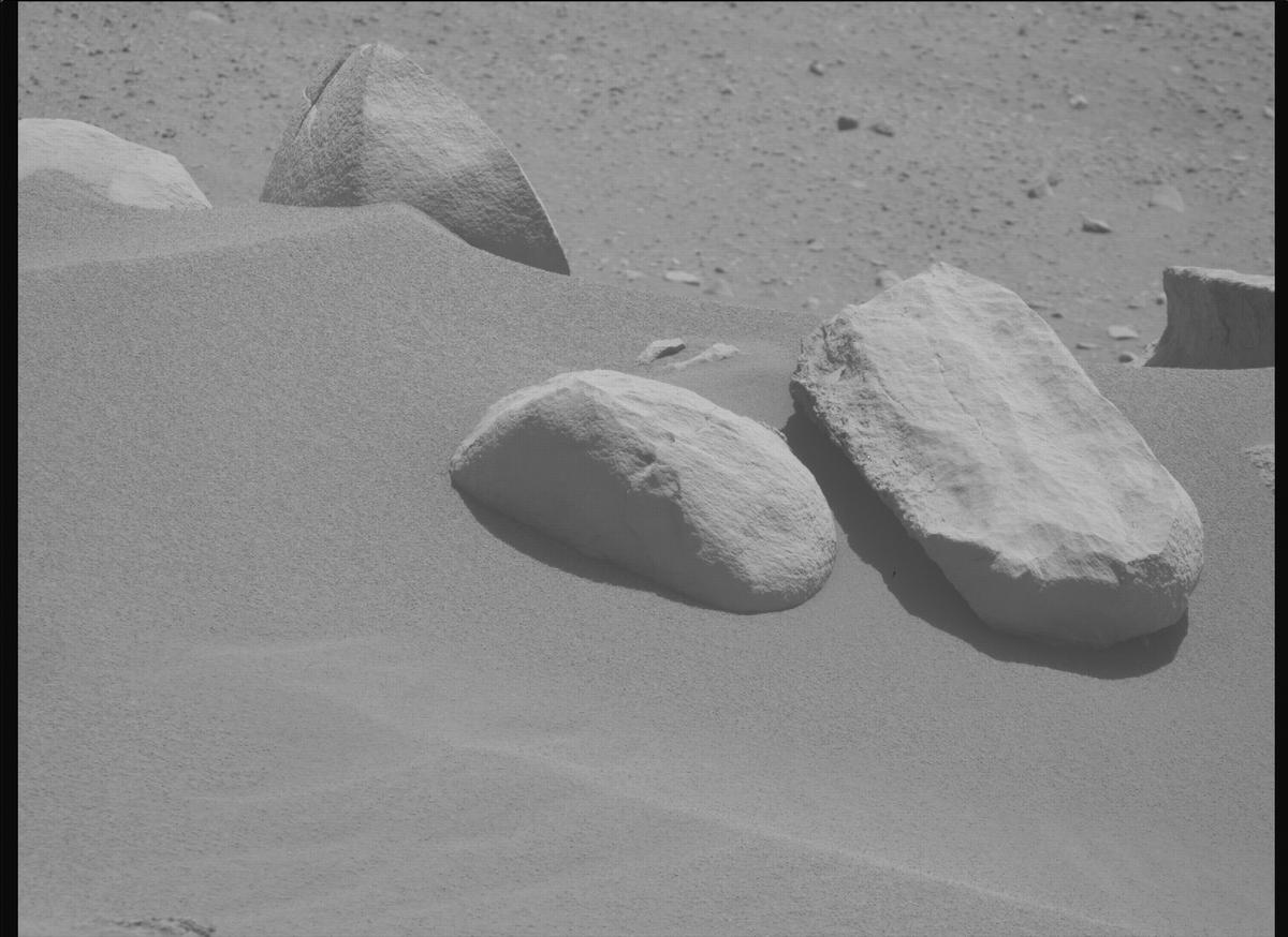 This image was taken by MCZ_RIGHT onboard NASA's Mars rover Perseverance on Sol 880