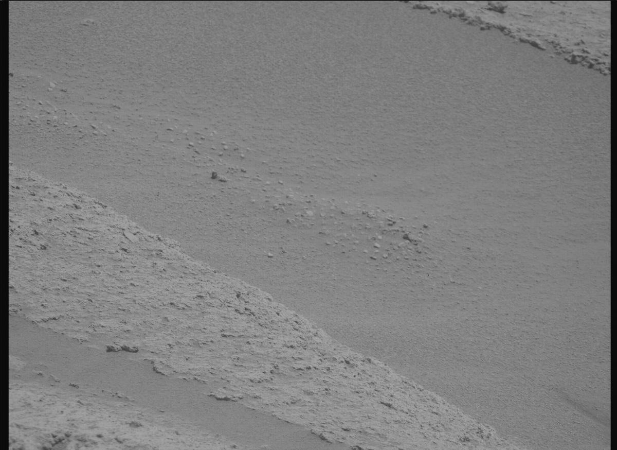 This image was taken by MCZ_RIGHT onboard NASA's Mars rover Perseverance on Sol 880