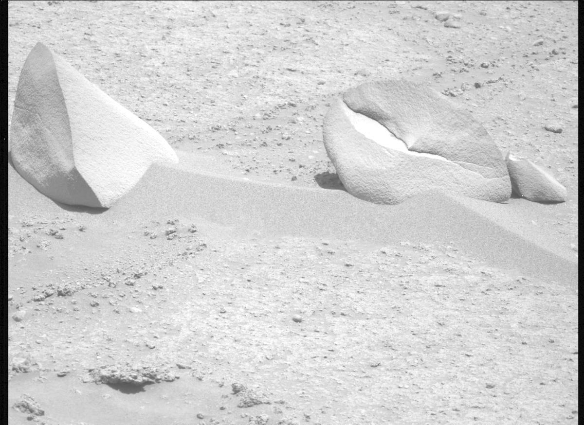 This image was taken by MCZ_LEFT onboard NASA's Mars rover Perseverance on Sol 886