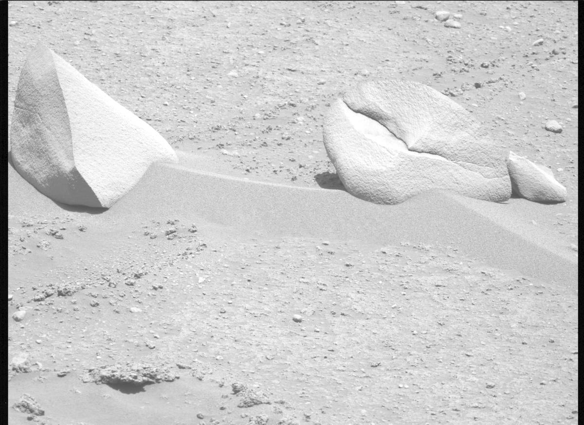 This image was taken by MCZ_LEFT onboard NASA's Mars rover Perseverance on Sol 886