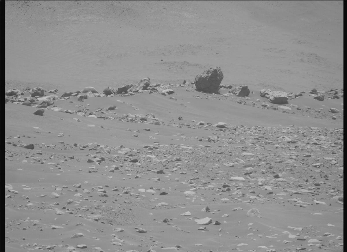 This image was taken by MCZ_RIGHT onboard NASA's Mars rover Perseverance on Sol 886