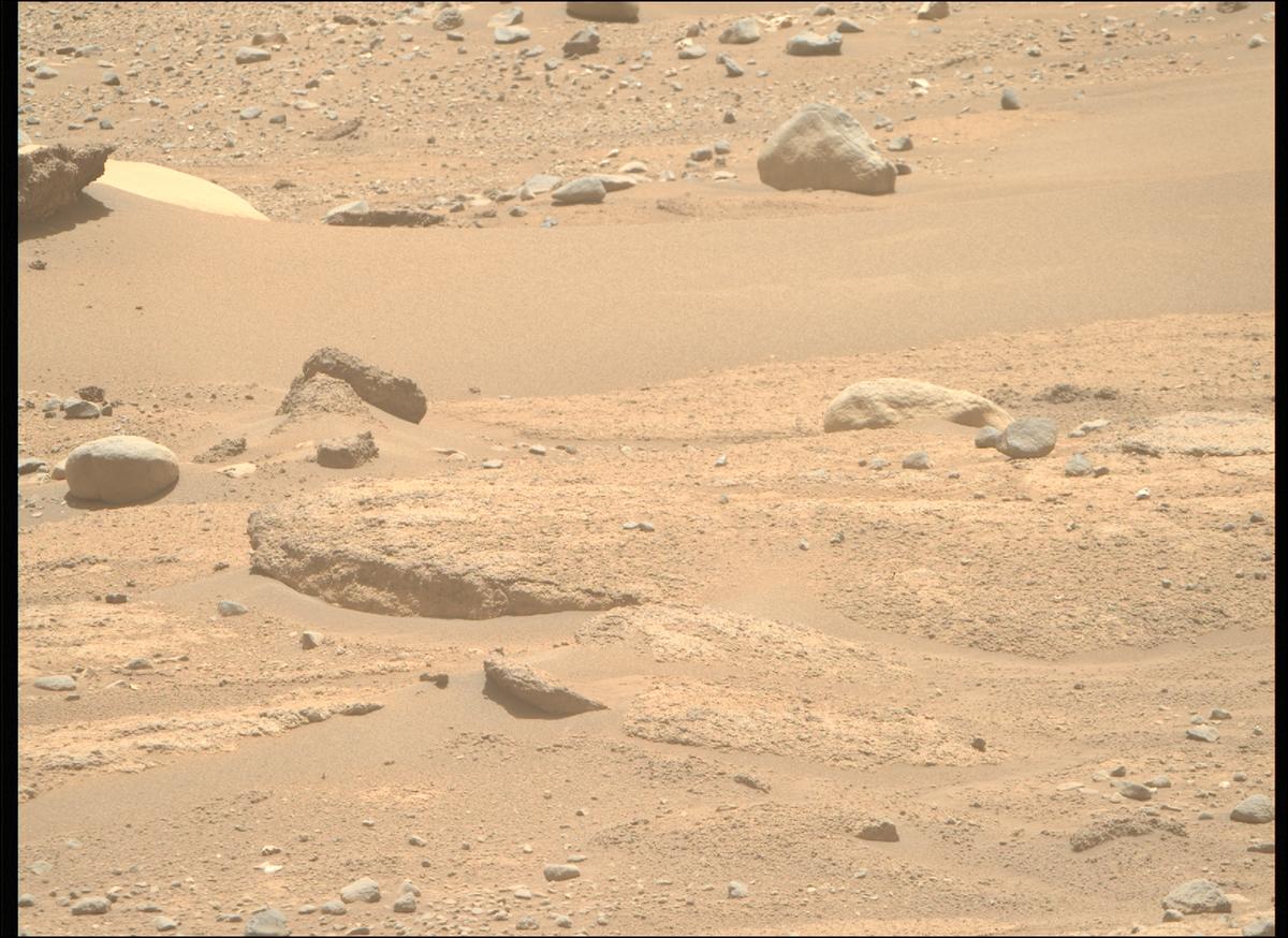 This image was taken by MCZ_RIGHT onboard NASA's Mars rover Perseverance on Sol 886