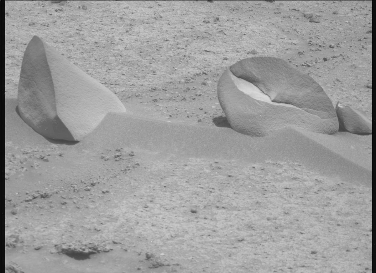 This image was taken by MCZ_RIGHT onboard NASA's Mars rover Perseverance on Sol 886