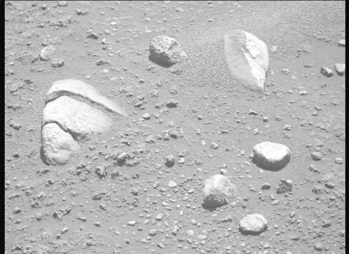 This image was taken by MCZ_LEFT onboard NASA's Mars rover Perseverance on Sol 889