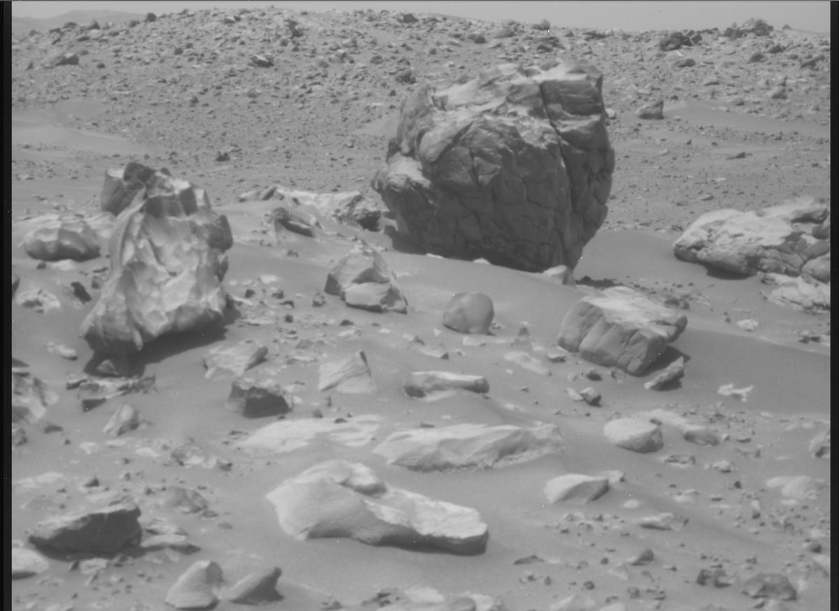 This image was taken by MCZ_RIGHT onboard NASA's Mars rover Perseverance on Sol 902