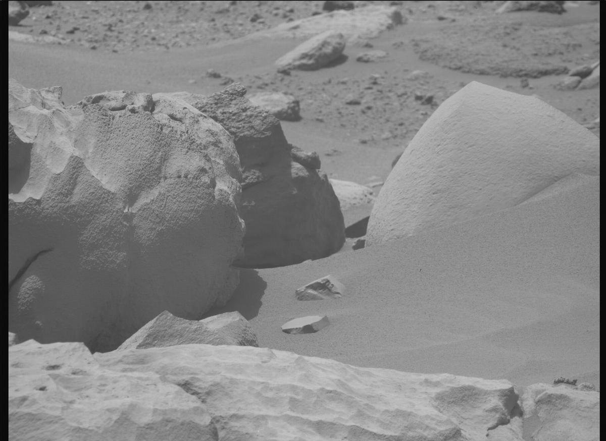 This image was taken by MCZ_RIGHT onboard NASA's Mars rover Perseverance on Sol 907