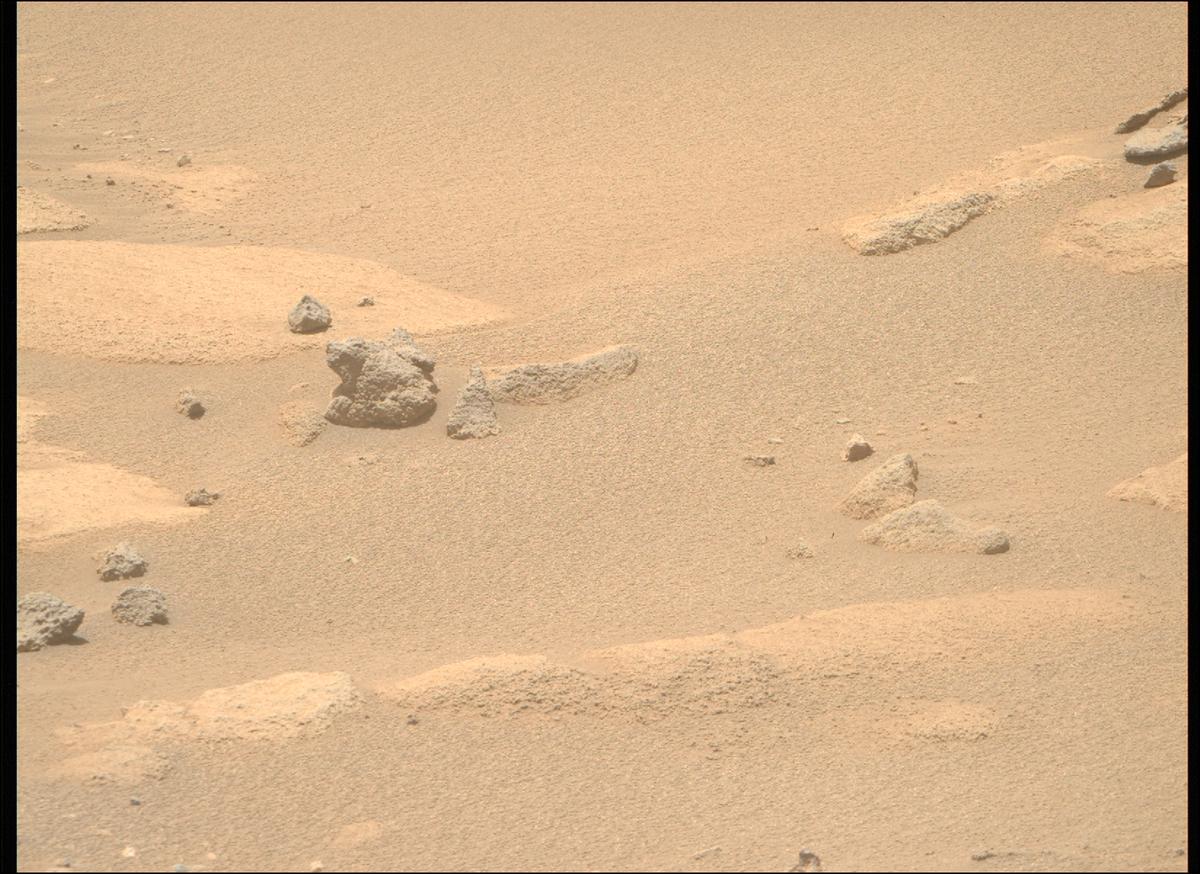 This image was taken by MCZ_RIGHT onboard NASA's Mars rover Perseverance on Sol 911